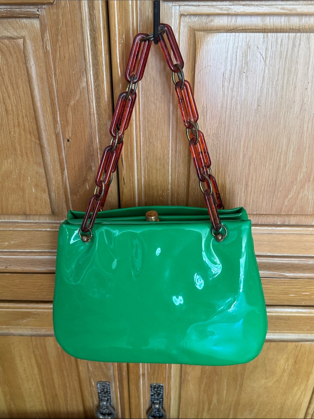 👛 RARE + Vintage; Kelly Green 50’s/60’s Vinyl Purse w/Coca Cola Colored Handles! - Picture 3 of 14
